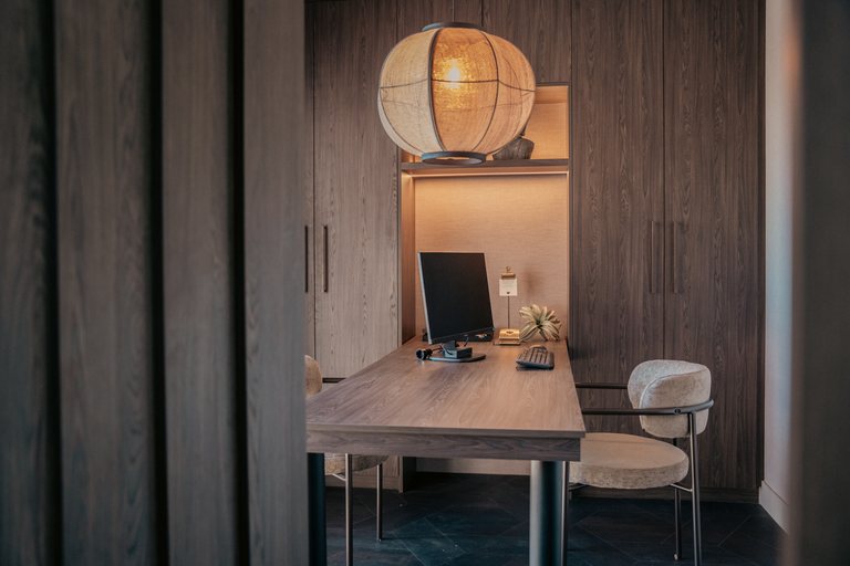 Werkplek naast een houten kast
