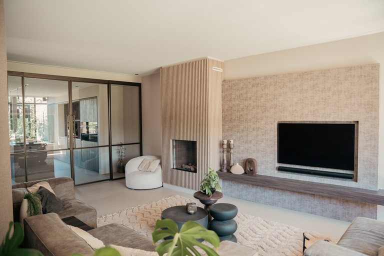 Woonkamer met haard en televisie