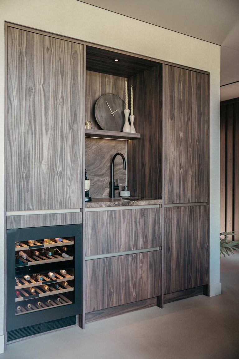Koffiehoek met houten kast, nis en wijnklimaatkast