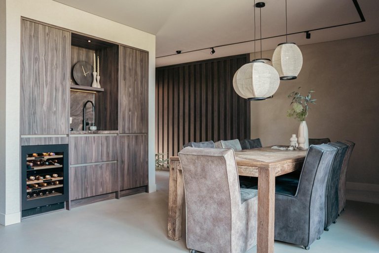 Eethoek met houten tafel, gestoffeerde stoelen en koffiehoek